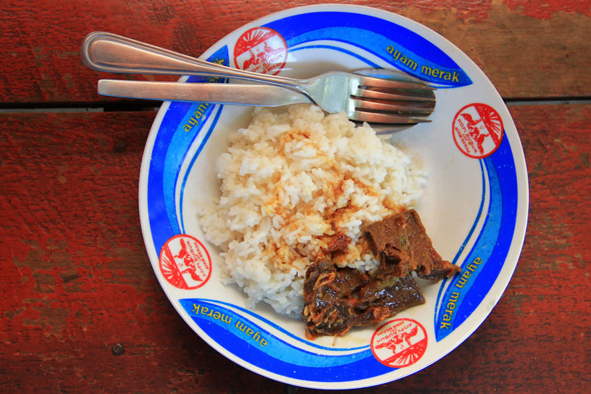 Krengsengan merupakan makanan khas Surabaya berbahan dasar daging kambing
