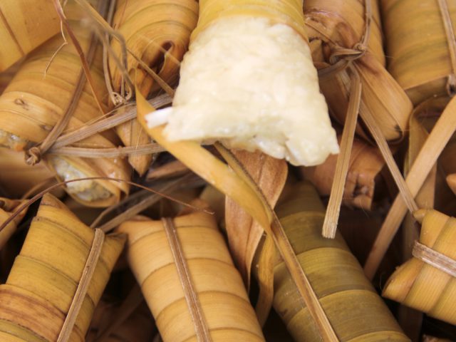 Lepet, Camilan Ketan Berbungkus Janur Khas Jawa