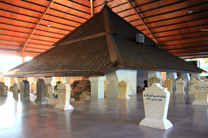 Cungkup makam Sunan Bonang terletak di tanah yang lebih rendah