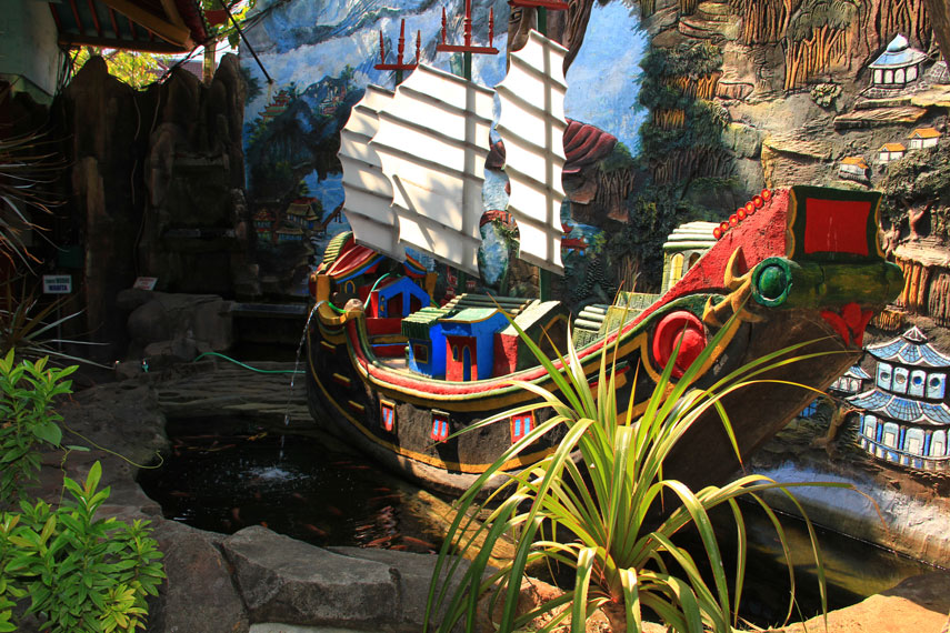 Kolam dengan perahu seperti melambangkan Laksamana Cheng Hoo dalam menjelajahi lautan