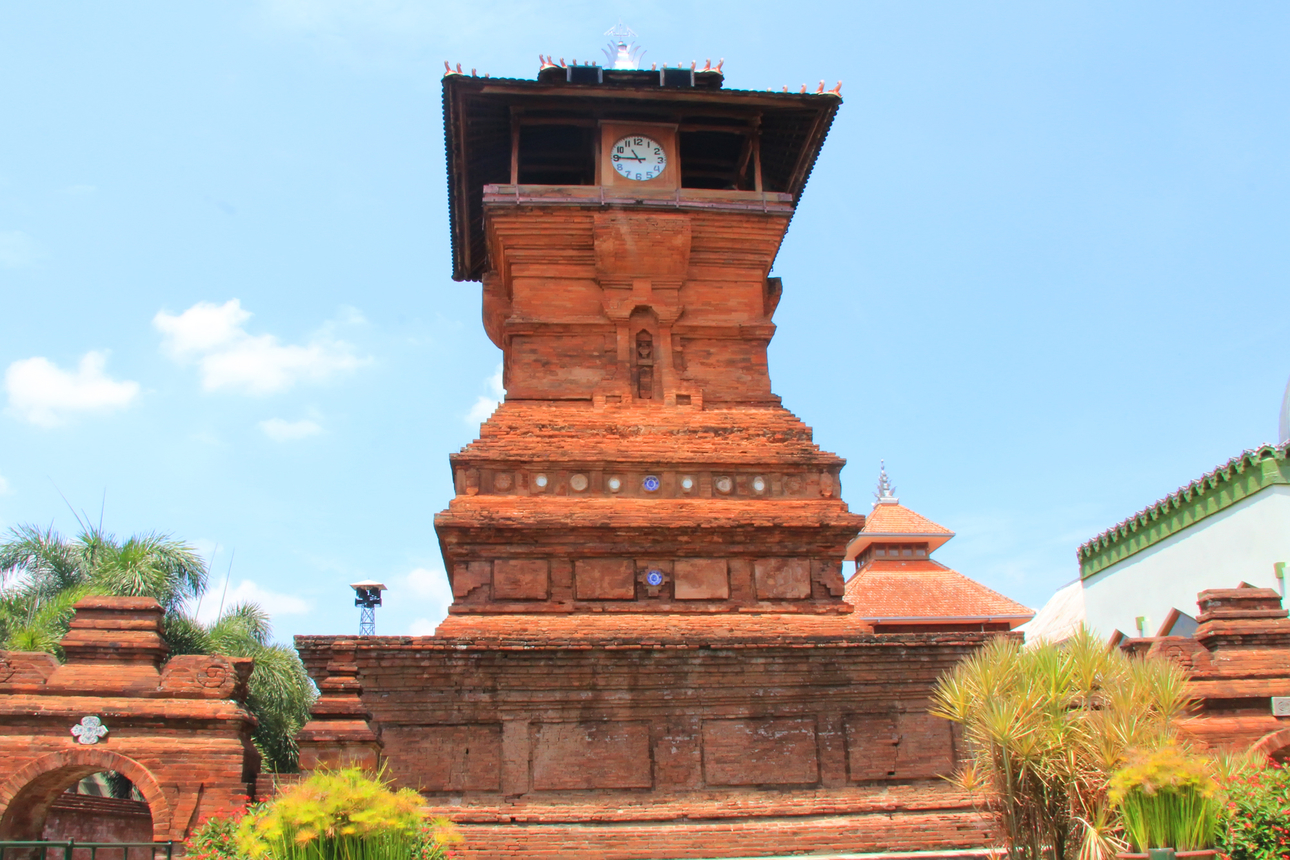 Menara Kudus terletak di Desa Kauman, Kecamatan Kota, Kudus, Jawa Tengah