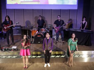 Musik Indonesia Timur dalam Kotak Kado Oleh The Nelwans, Minggu 28 Desember 2014 Pukul : 15.00