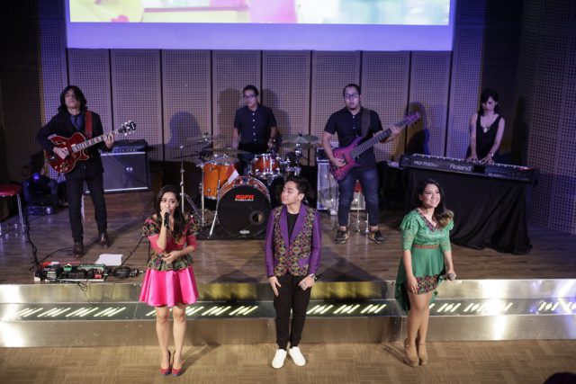 Musik Indonesia Timur dalam Kotak Kado Oleh The Nelwans, Minggu 28 Desember 2014 Pukul : 15.00