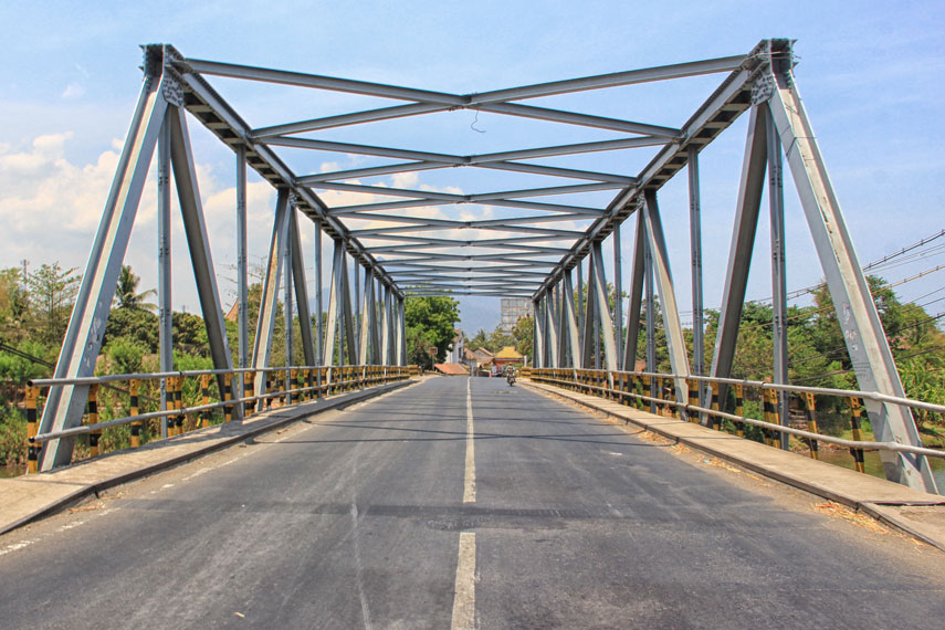 Pembangunan jalan raya pos anyer-panarukan sepanjang 1000 km dipimpin oleh gubernur jenderal