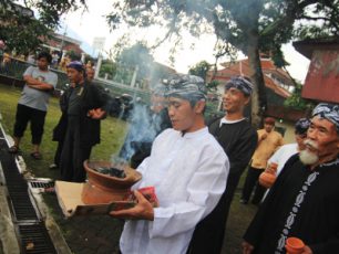 Menyatukan Tujuh Mata Air Suci dalam Ritual Ngala Cai Kukulu