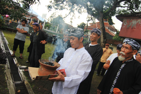 Menyatukan Tujuh Mata Air Suci dalam Ritual Ngala Cai Kukulu