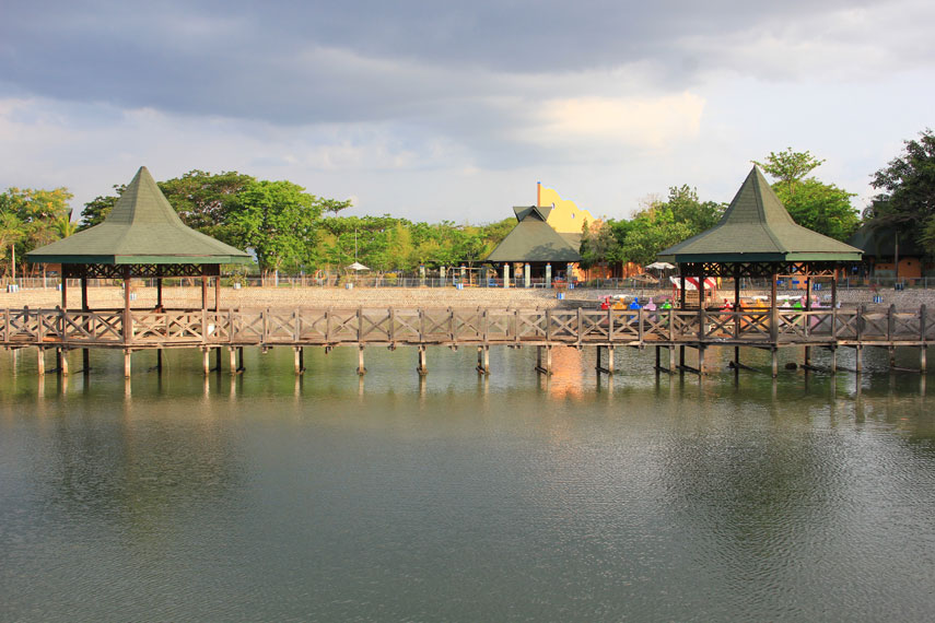 Pantai Bentar terletak di tepi Jalan Raya Surabaya - Banyuwangi