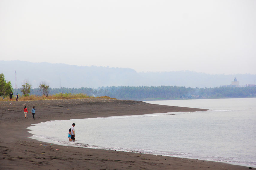 Pantai Boom secara administrasi masuk dalam kawasan Kelurahan Kampung Mandar, Banyuwangi, Jawa Timur