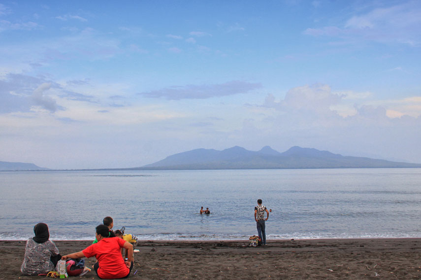 Pantai Boom kini lebih dikenal sebagai salah satu destinasi wisata di Banyuwangi yang banyak dikunjungi pengunjung