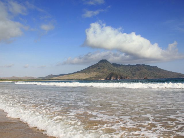 Sejenak Menikmati Keheningan di Pantai Pancer