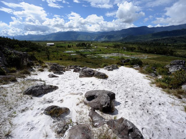 Keindahan di Atas Lembutnya Pasir Putih