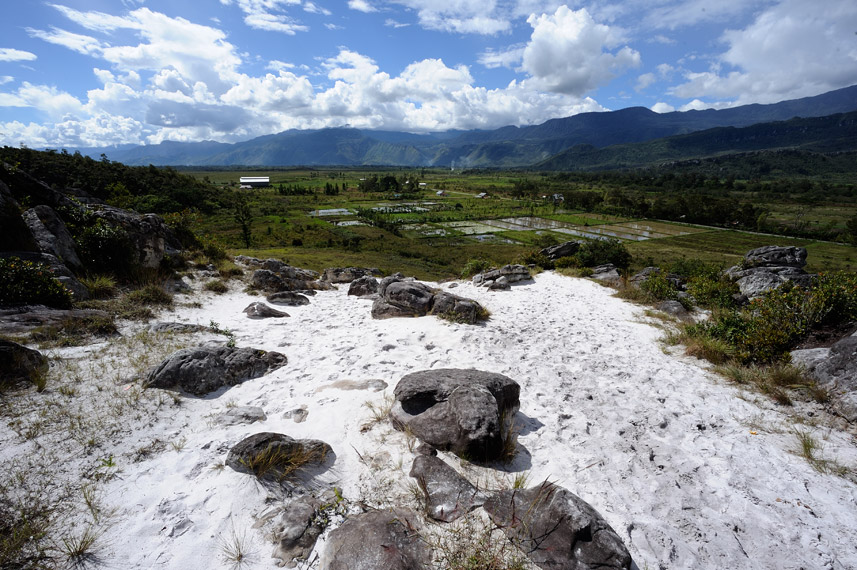 Pasir Putih yang berada di areal pegunungan berbatu banyak di kunjungi oleh wisatawan yang terletak di daerah Wamena