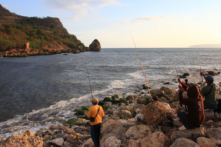 Para pemancing ikan juga menjadikan pantai ini sebagai tempat mereka untuk mendapatkan ikan