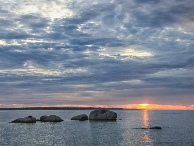 Menikmati Senja di Pantai Awan Mendung, Belitung