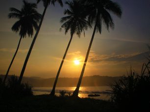 Keindahan Pesona Matahari Terbit di Pantai Karang Bereum