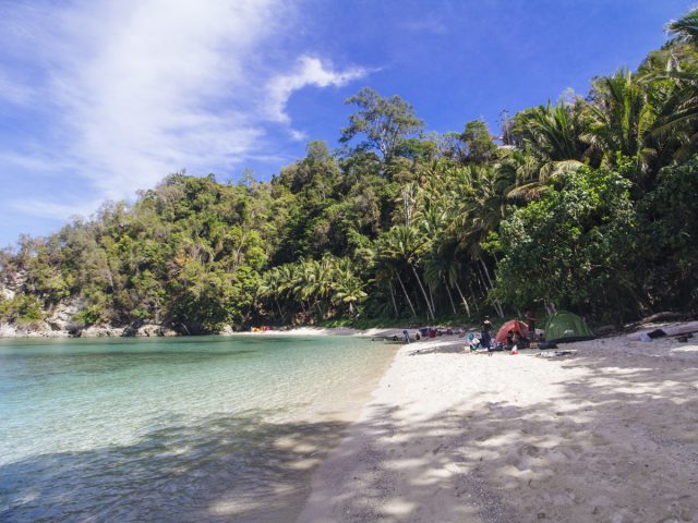 Pantai Labuana, Spot Berkemah di Pinggir Teluk Sulawesi Tengah