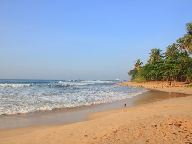 Lembutnya Pasir di Pantai Legon Pari, Desa Sawarna