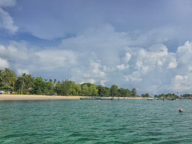 Menikmati Matahari Terbit di Pantai Tanjung Kelayang