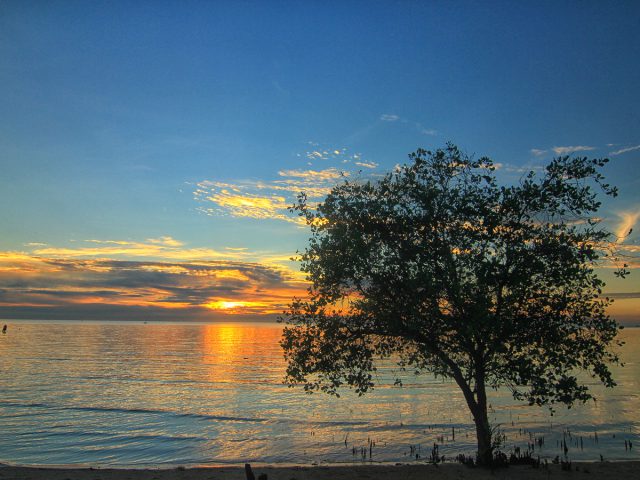 Pantai Tanjung Pendam: Senja Menawan di Pusat Kota Belitung