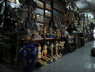 Menyusuri Barang Antik di Pasar Triwindu Solo