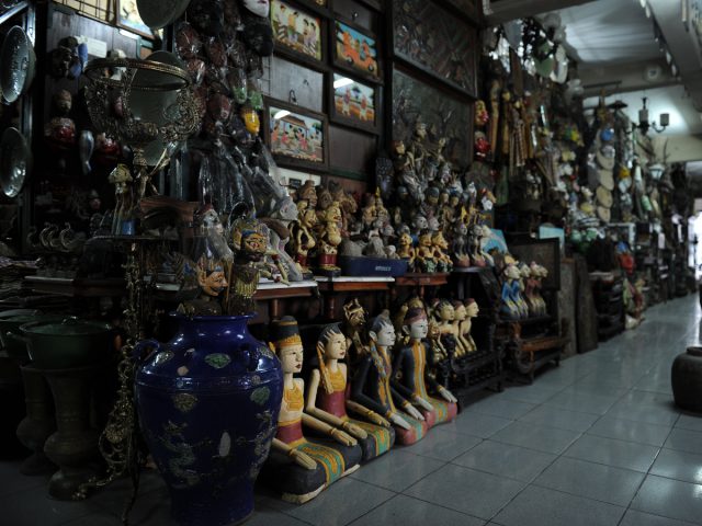 Menyusuri Barang Antik di Pasar Triwindu Solo