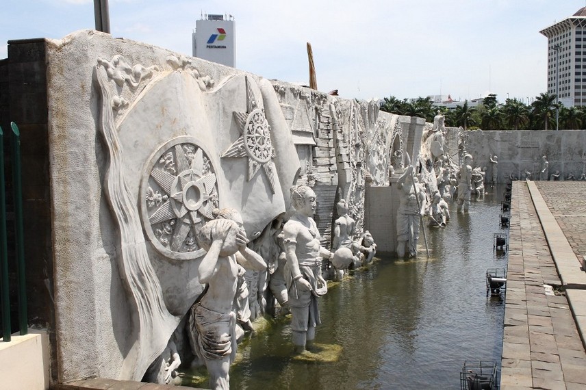 Patung-patung yang terdapat di sekitar area masuk Monumen Nasional