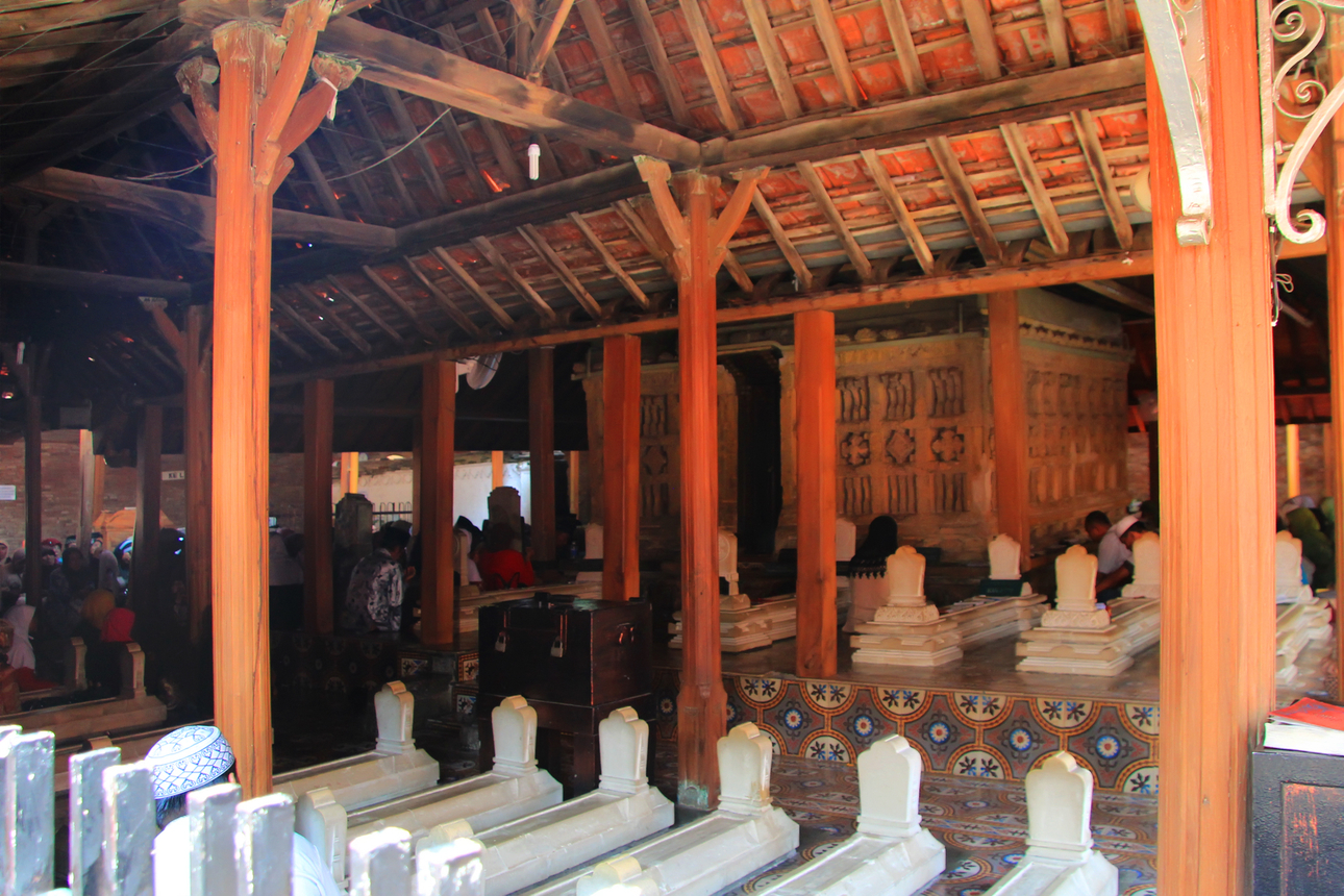 Pengunjung yang berziarah ke makam Sunan Kudus sedang membaca doa-doa di depan makam