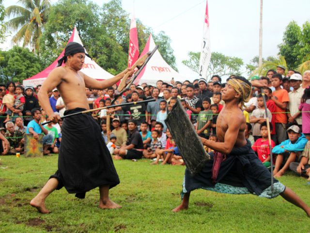 Menguji Keberanian Lelaki melalui Tradisi Tari Presean di Lombok