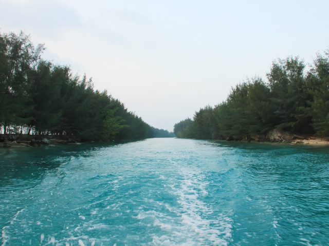 Keindahan Celah Pulau Air di Kepulauan Seribu