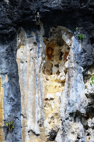 Cap telapak tangan yang berada di salah satu batu di kepulauan Raja Ampat sebagai tanda pernah adanya kehidupan sebelumnya yaitu kehidupan