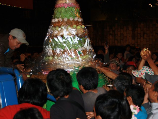 Mengharapkan Keberuntungan dari Ritual Ngalap Berkah