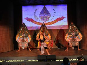 Petruk Nagih Janji Oleh Wayang Jurnalis, Minggu 15 Februari 2015 Pukul : 15.00