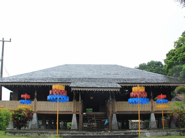 Rumah Adat Kebanggaan Masyarakat Negeri Laskar Pelangi