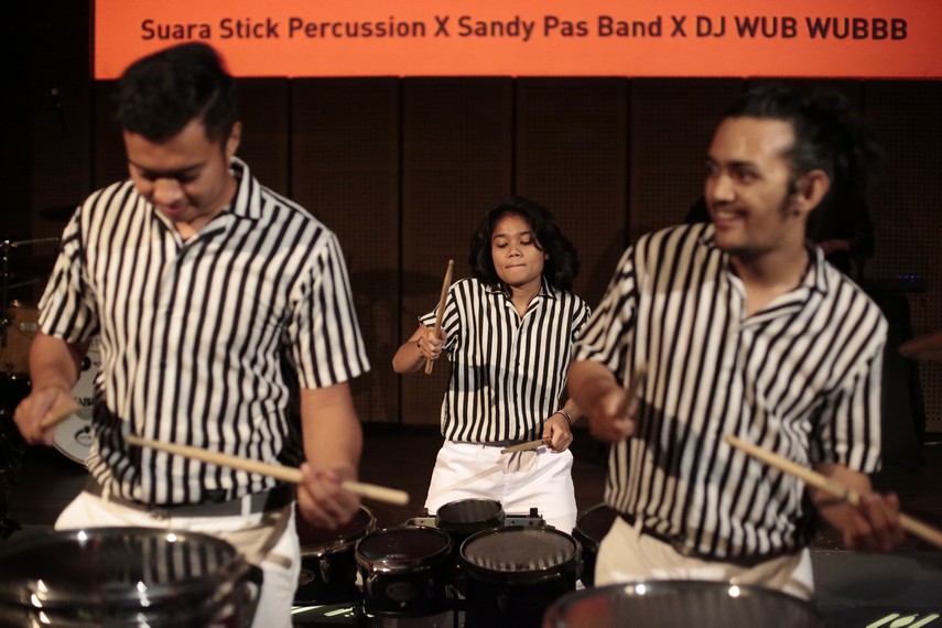 Musik Ber(Stick) oleh Suara Stick Percussion bersama Sandy Pas Band