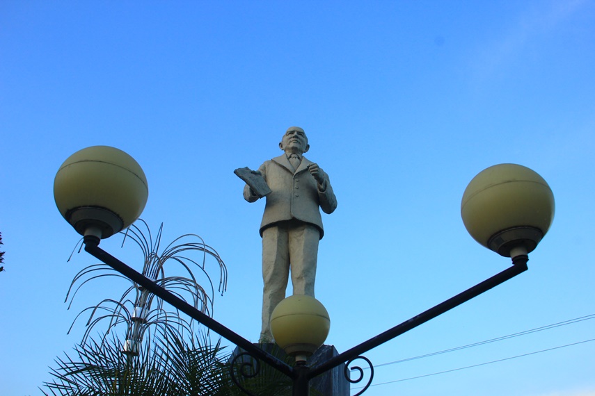 Jasa besar pahlawan tersebut diabadikan dalam bentuk patung atau tugu yang berdiri tegak di tengah-tengah Kota Manado, Sulawesi Utara