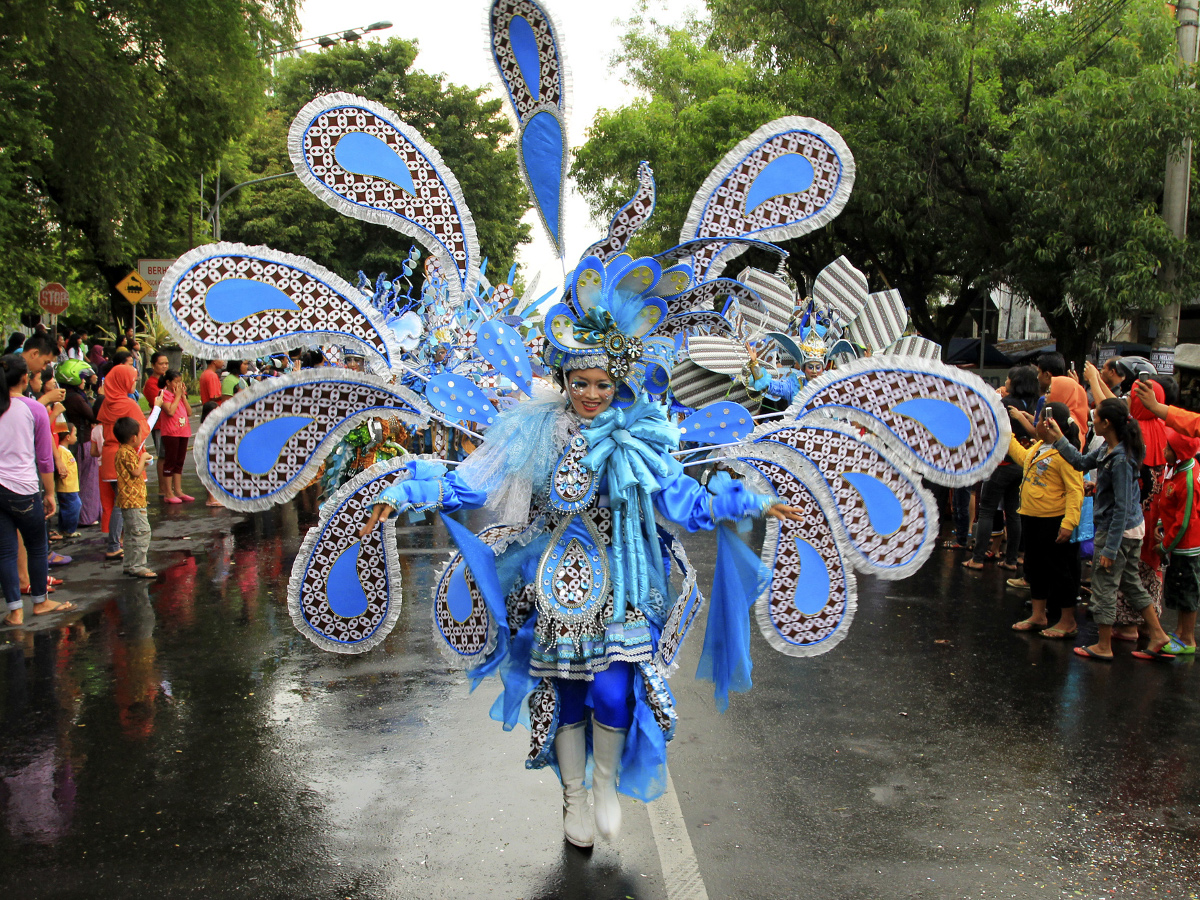 Parade Kreasi Batik dalam Solo Batik Carnival