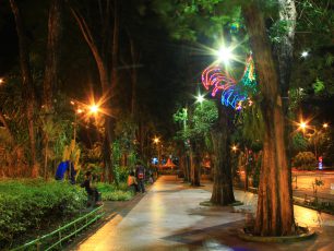 Bercengkerama dan Menikmati Keteduhan Kota di Taman Bungkul