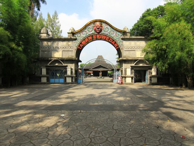 Menikmati Keindahan Surga di Taman Sriwedari