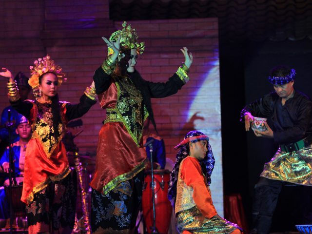 Pertarungan Hitam dan Putih dalam Tari Belanger