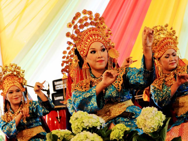 Tari Persembahan: Sambutan Tamu Agung Khas Riau