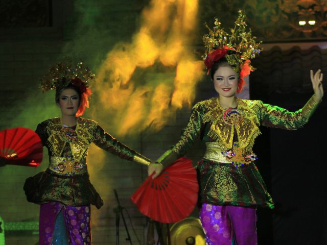Tari Persaudaraan yang Terinspirasi dari Tradisi Menenun Songket