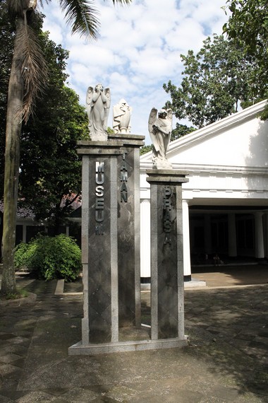 Tugu di halaman depan Museum Taman Prasasti