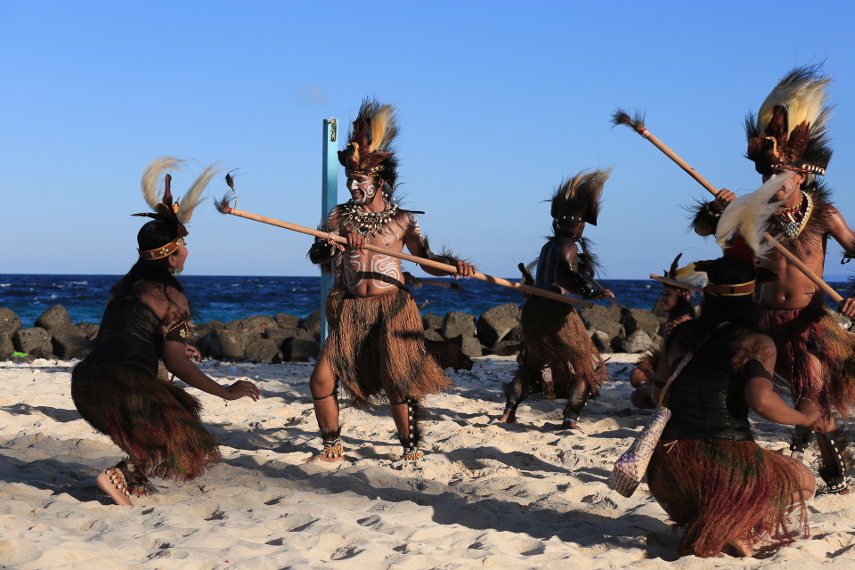 Kostum yang mereka kenakan adalah pakaian tradisional suku Moy, Papua Barat