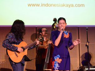 Sejak Saat Itu Langit Senja Tak Lagi Sama Oleh Monita Tahalea, Minggu 9 Oktober 2016 Pukul : 15.00