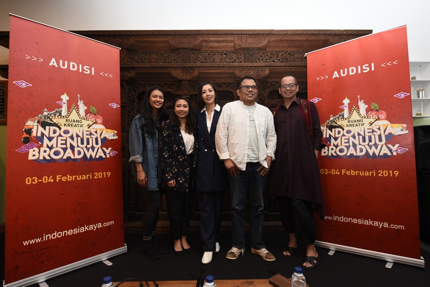 Direktur Program Bakti Budaya Djarum Foundation bersama para juri audisi Ruang Kreatif Indonesia Menuju Broadway