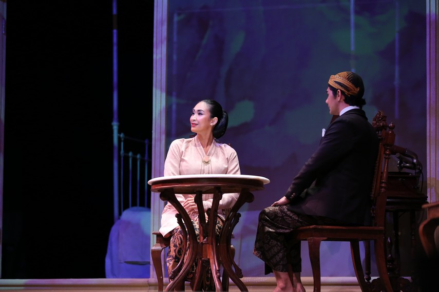 Bunga Penutup Abad, sebuah pementasan teater yang diadaptasi dari novel Bumi Manusia dan Anak Semua Bangsa karya Pramoedya Ananta Toer