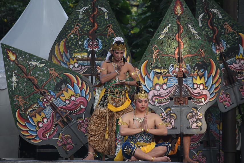 Pertunjukan Wayang Jurnalis berjudul Wahyu Cakraningrat dipentaskan di Festival Gunungan Bandung