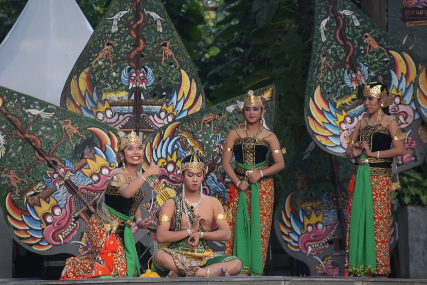 Pertunjukan Wayang Jurnalis berjudul Wahyu Cakraningrat dipentaskan di Festival Gunungan Bandung