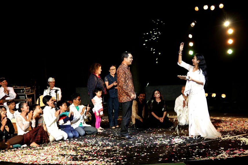 Walikota Bandung, Ridwan Kamil hadir menyaksikan pertunjukan Ayu Laksmi