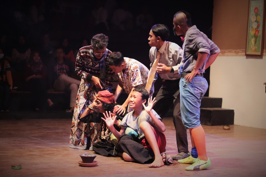 Teater Jangkar Bumi pentaskan  pertunjukan berjudul Dukun-Dukunan